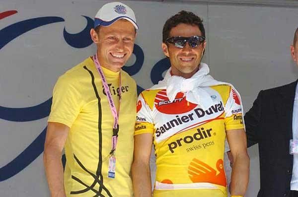 Gilberto Simoni (Saunier Duval) at the sign on