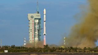 Liftoff of a Long March 4C rocket from Jiuquan carrying the Yaogan 33 (02) satellite on September 2, 2022.