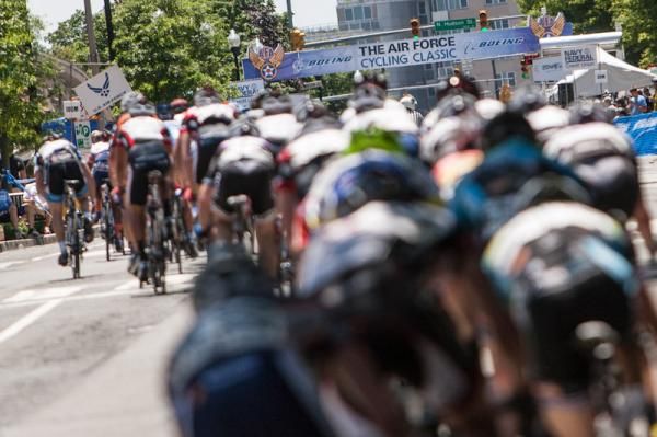The field heads towards the finish.