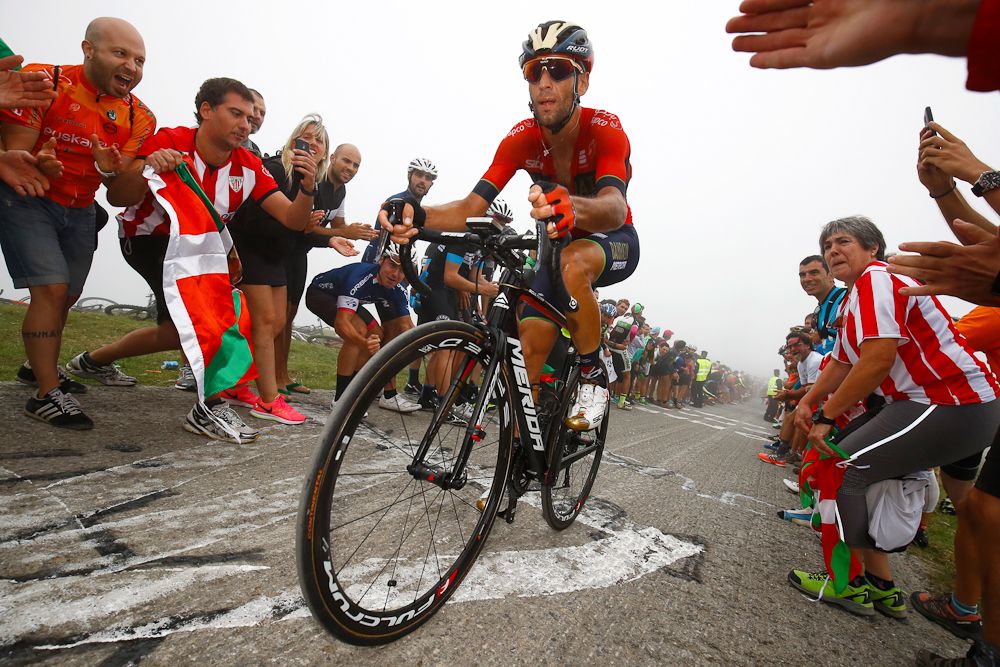 Vincenzo Nibali climbs to Balc&oacute;n de Bizkaia during stage 17 at the Vuelta