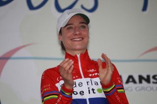 Marianne Vos (Nederland Bloeit) applaudes her opponents