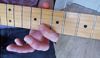 How to play legato guitar licks
