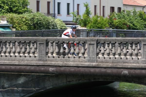 Vilija Sereikaite (Safi-Pasta Zara) crosses a river.