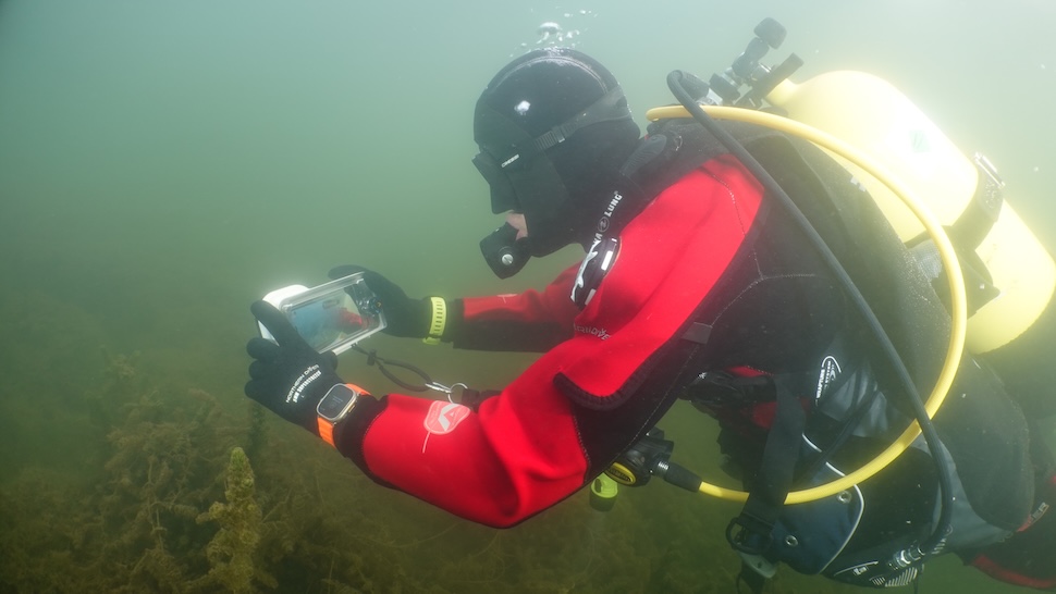 Using the Oceanic+ Dive Housing underwater