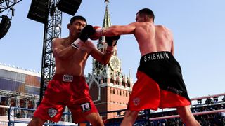 Russia&#039;s Vladimir Shishkin (R) trains on a stage ahead of the Scull vs Shishkin live stream