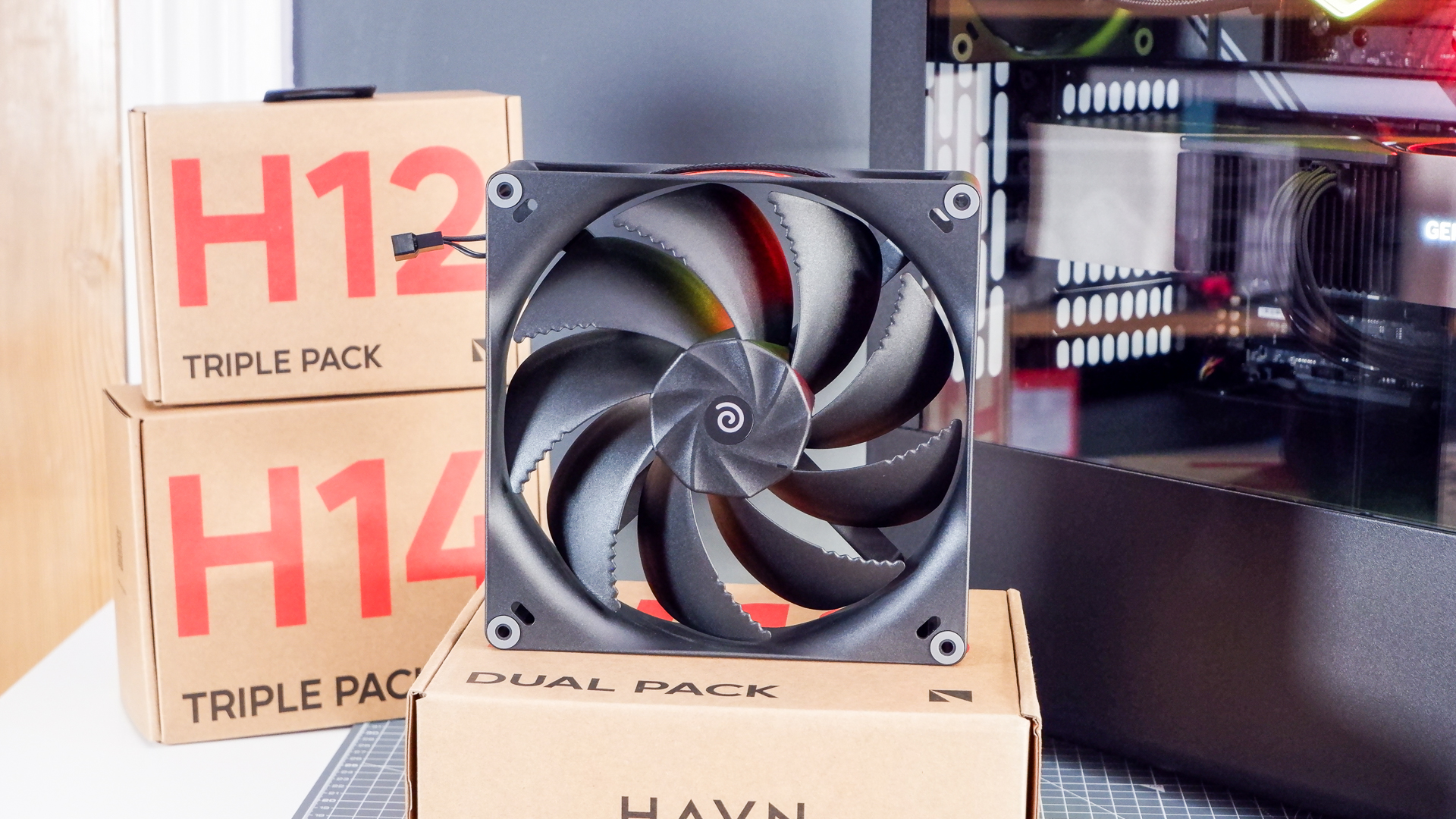 The Havn BF 360 PC case in both black and white with panels removed.