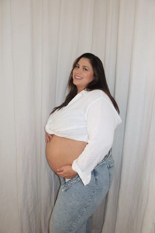 Woman wearing maternity jean.