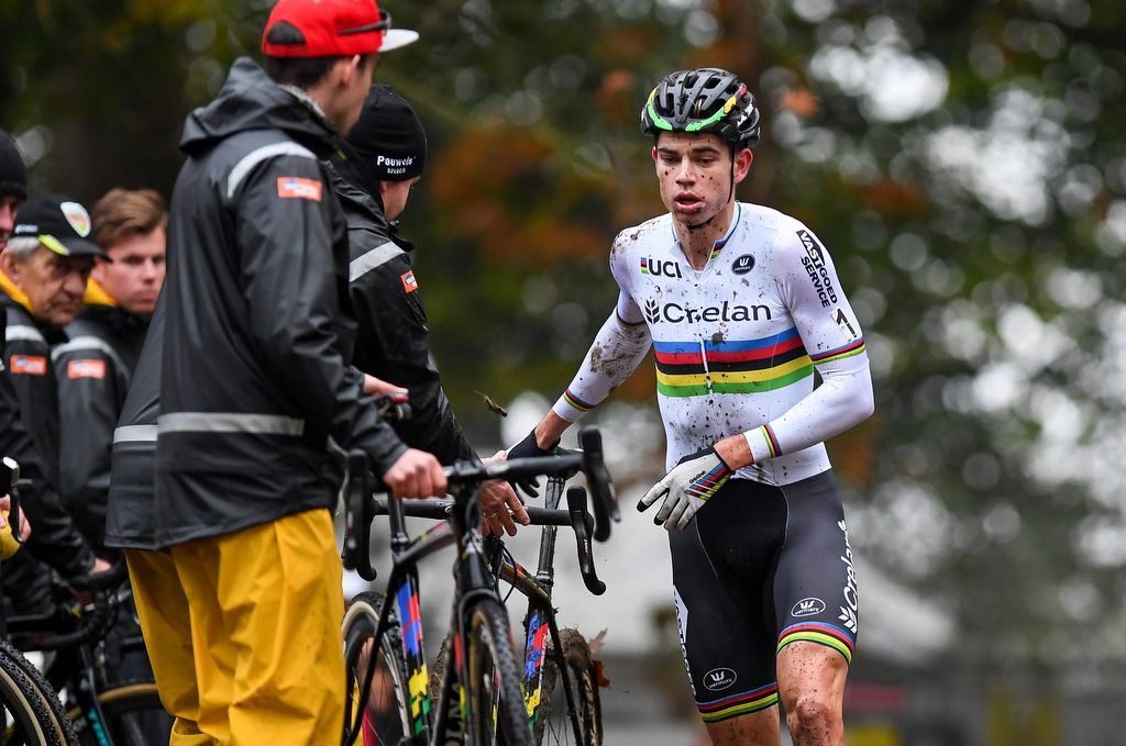 Wout Van Aert (Crelan-Vastgoedservice) comes in for a bike change having suffered chain issues during the race