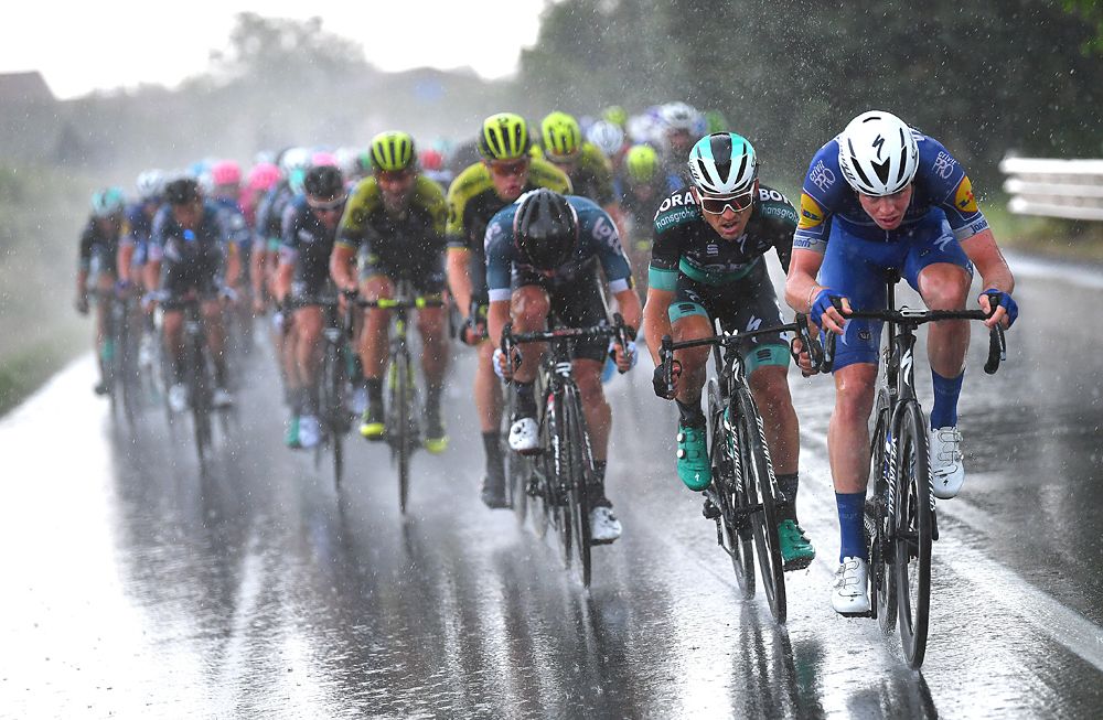 The main field fight rain to get to the finish line in Imola, stage 12 at the Giro d'Italia