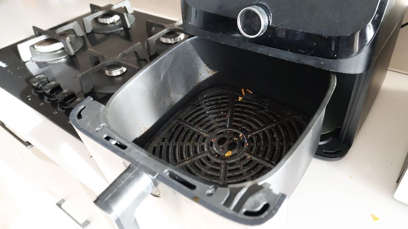 Open airfryer met viezigheid