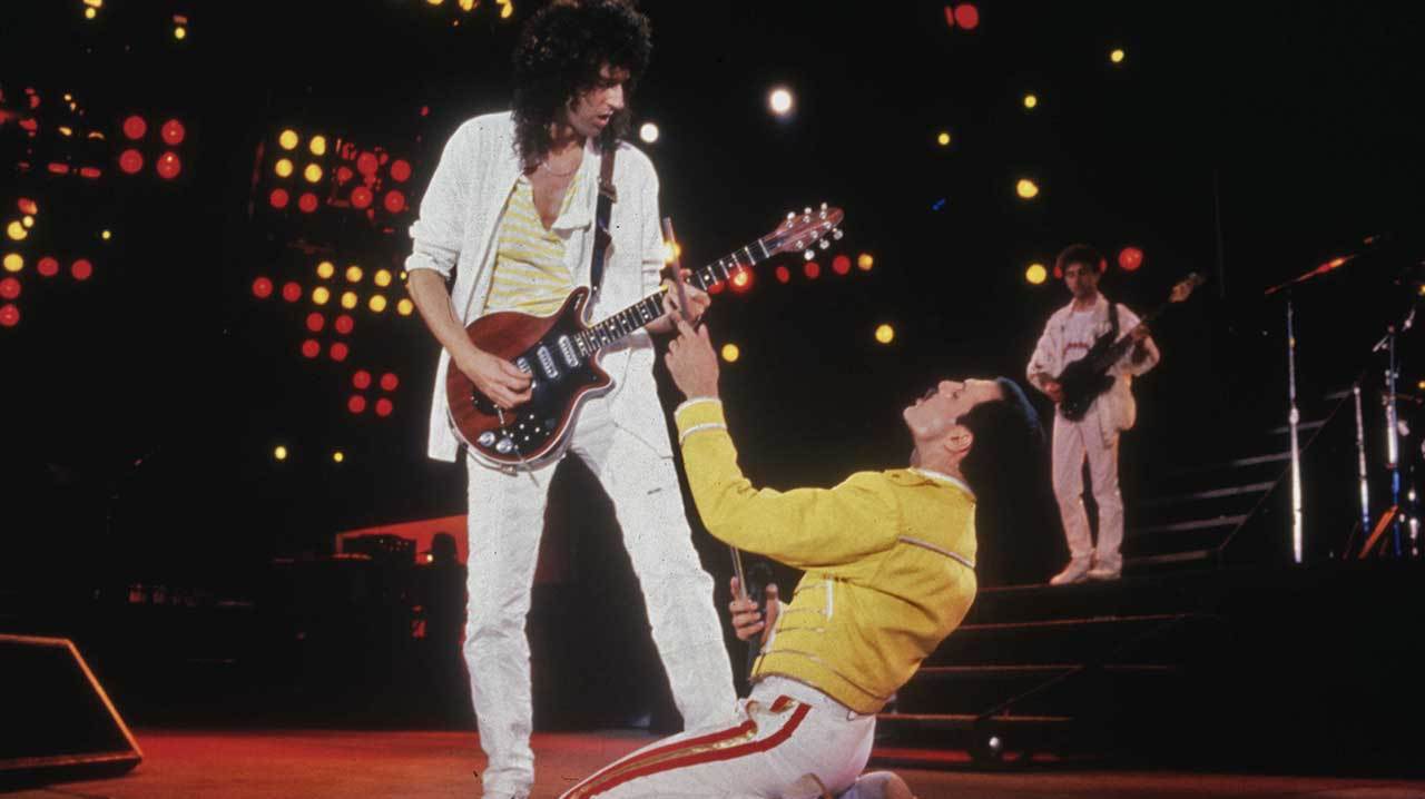 Queen&#039;s Brian May and Freddie Mercury on stage in 1986