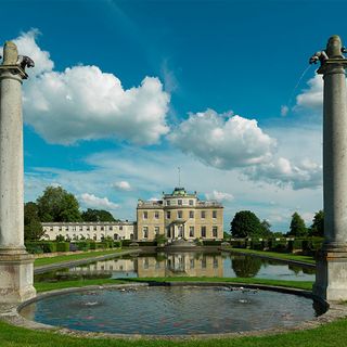 tyringham hall fountain and green lawn