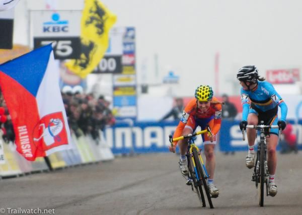 Sanne Cant (BEL) checks to see where Van Den Brand is on the sprint for 2nd place