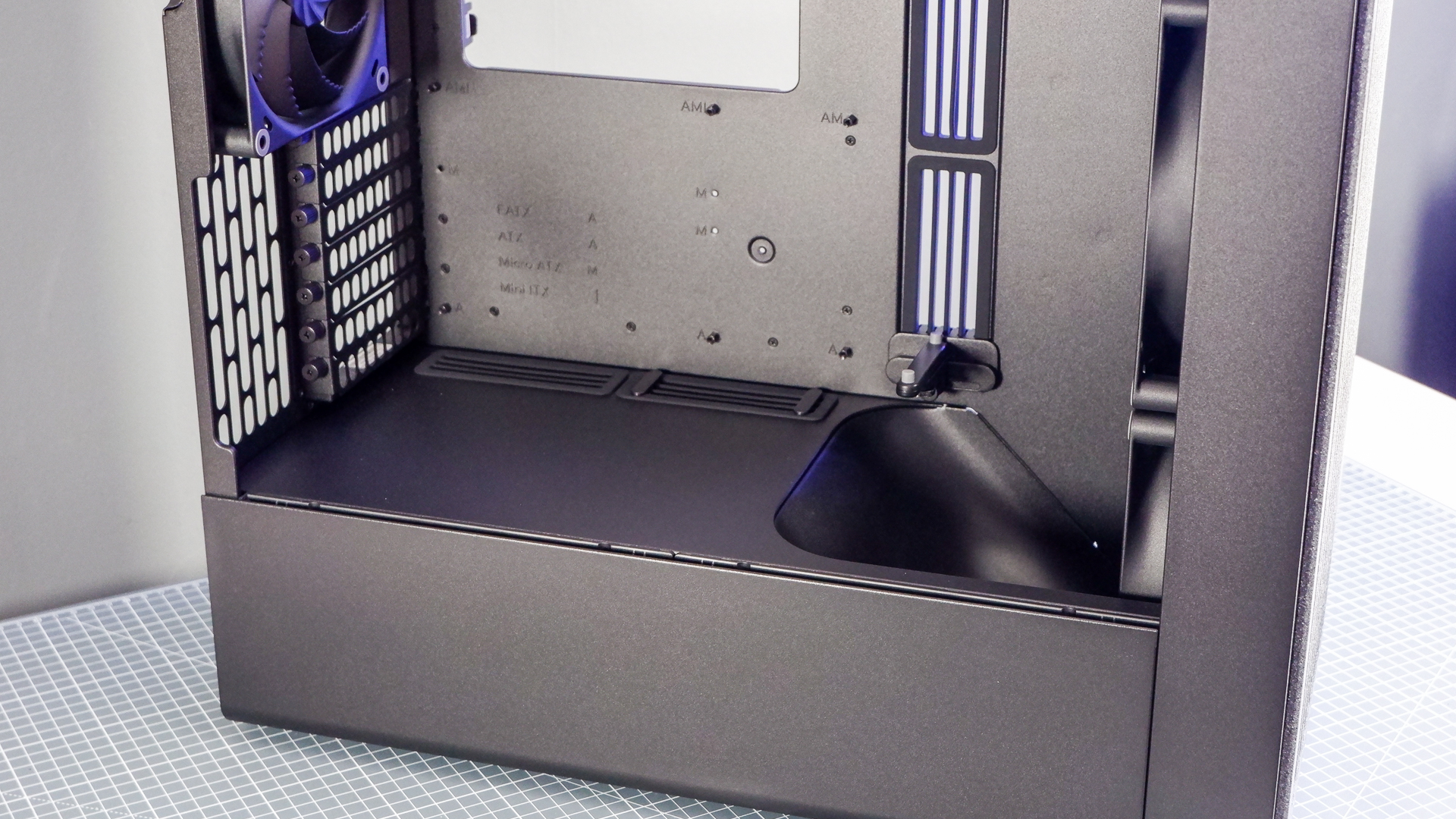 The Havn BF 360 PC case in both black and white with panels removed.