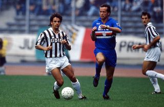Juventus' Roberto Baggio left competes for the ball with Sampdoria's Giuseppe Dossena in the 1990/91 season.