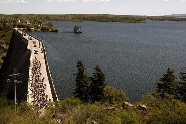 The peloton crosses a dam on La Florida lake.