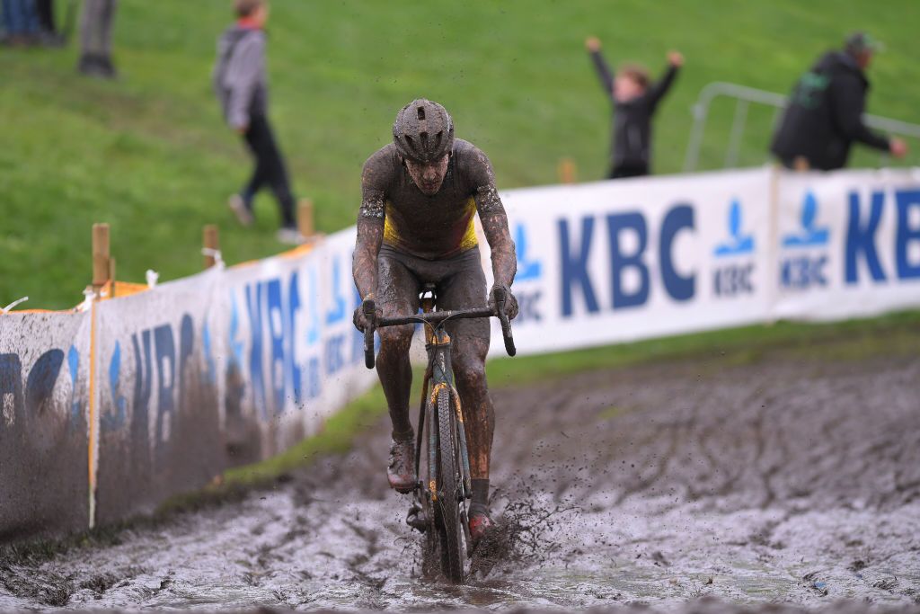 Boom, boom, boom. Toon Aerts (Telenet Baloise Lions) wins.