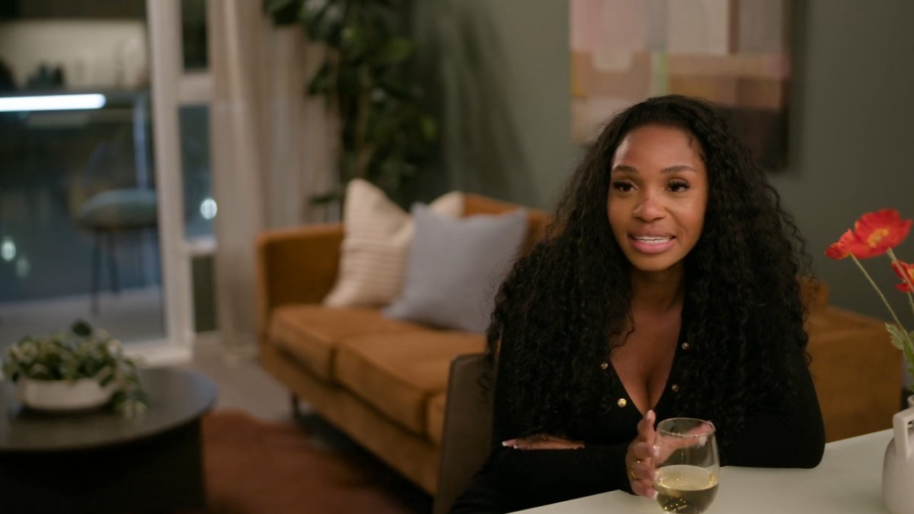 『エイジ・オブ・アトラクション』でカメラに向かって話すヴァネル。