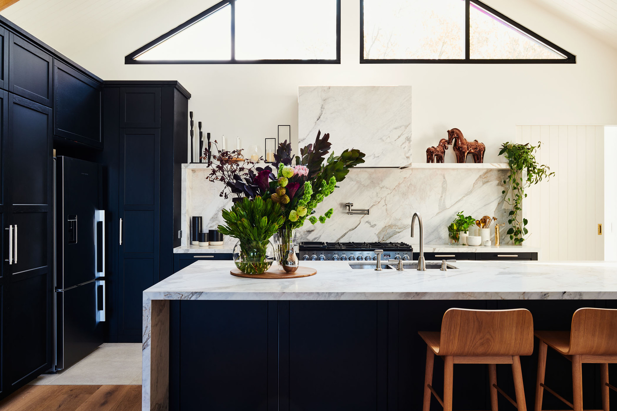 A kitchen with navy kitchen cupboards