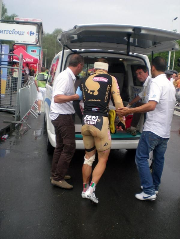Portugal's Manuel Cardoso (Footon-Servetto) crashed heavily in the prologue but managed to finish.