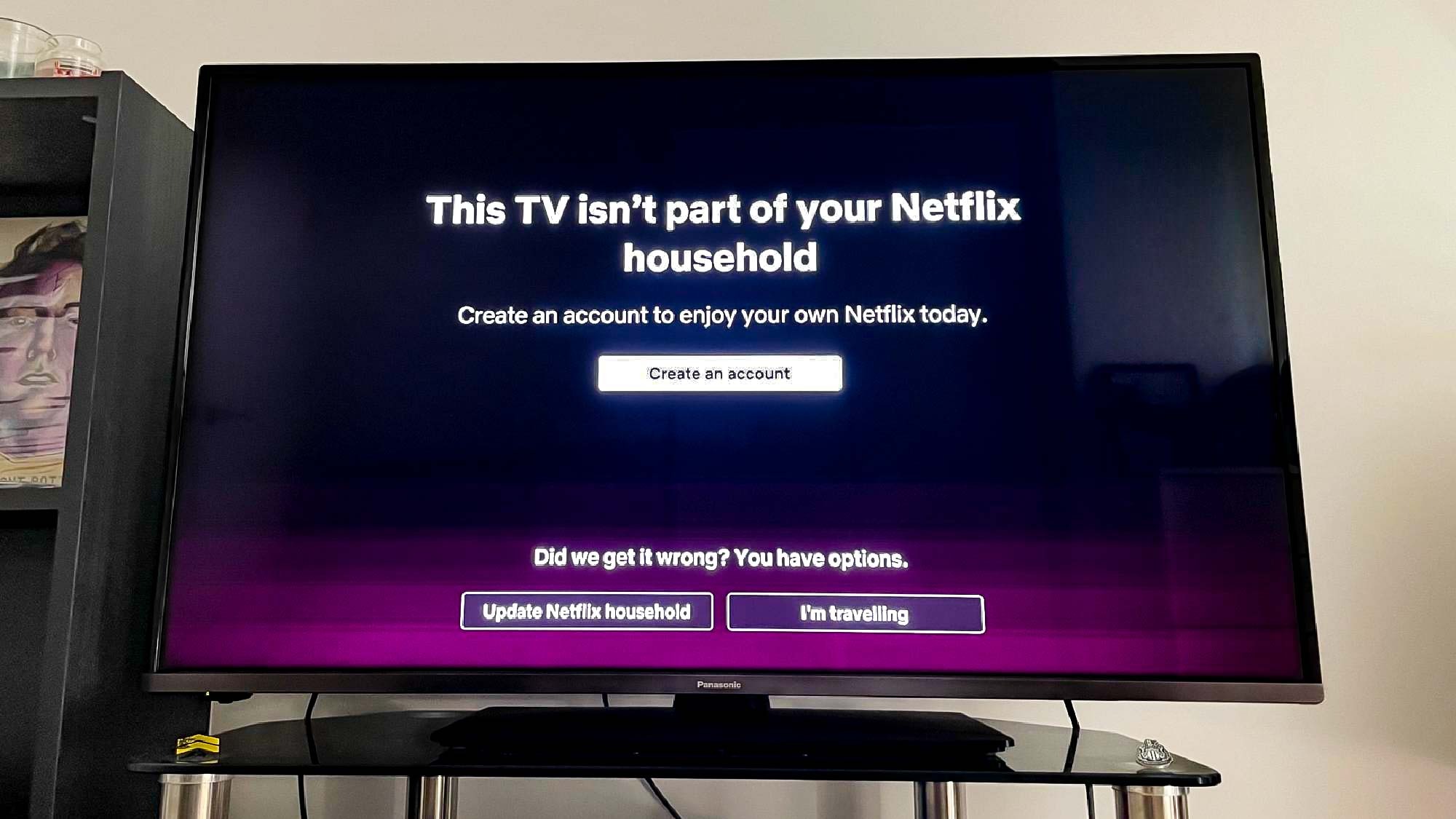 Un televisor con el mensaje de error de Netflix "Este televisor no forma parte de tu hogar de Netflix"