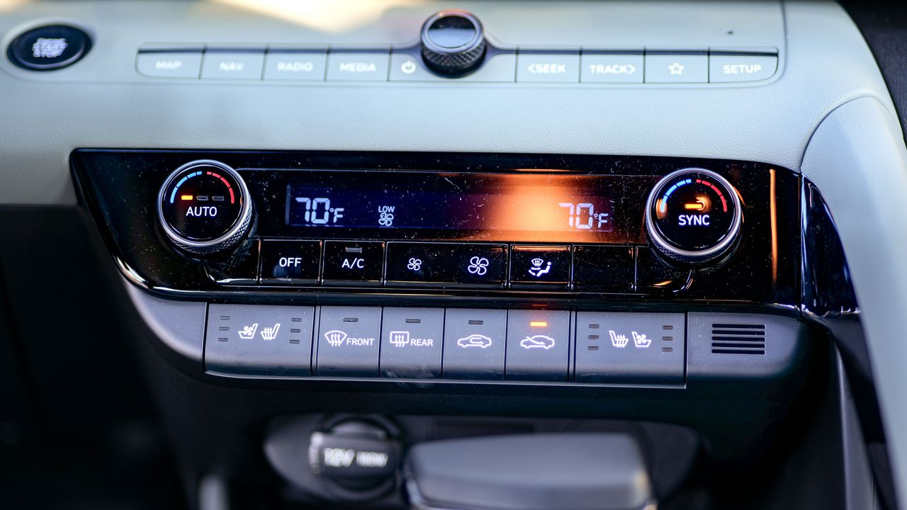 2025 Hyundai Elantra Hybrid Limited test drive review.