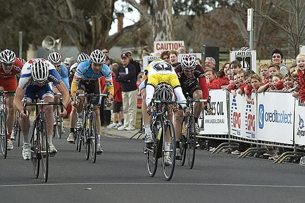 Joel Pearson (left) of the Savings and Loans team edges out Leigh Howard (Jayco/AIS) to win the fifth stage of the tour in Sale.