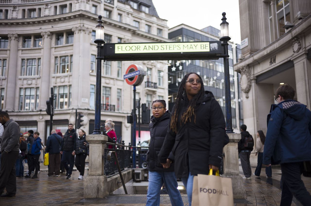 Leica M EV1 sample gallery: busy Oxford Circus underground station entrance