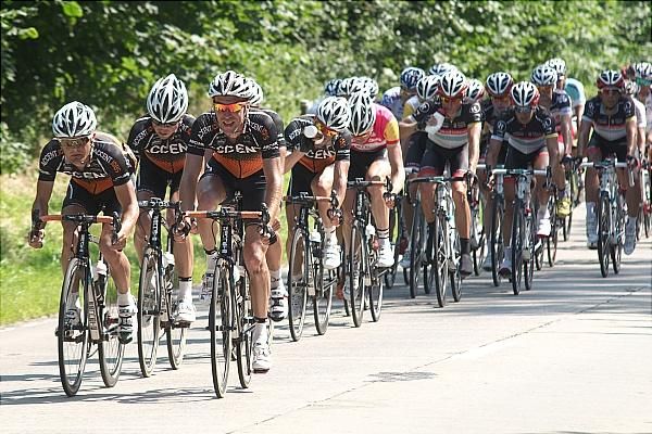 Accent Jobs-Willems Veranda's sets the pace in the peloton in pursuit of the three-man break.