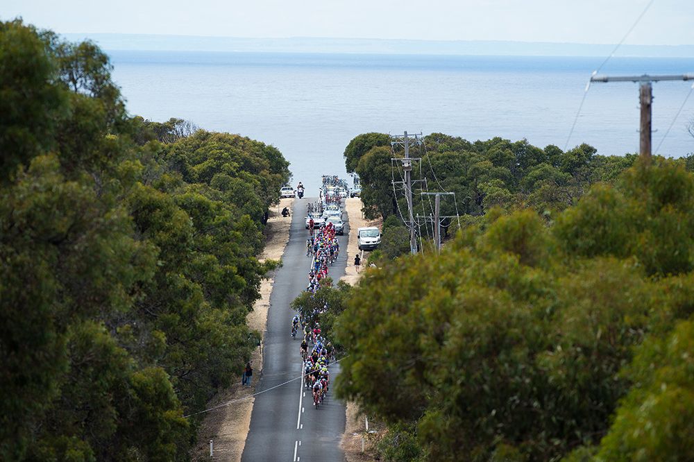 The bunch leaves the sea behind them