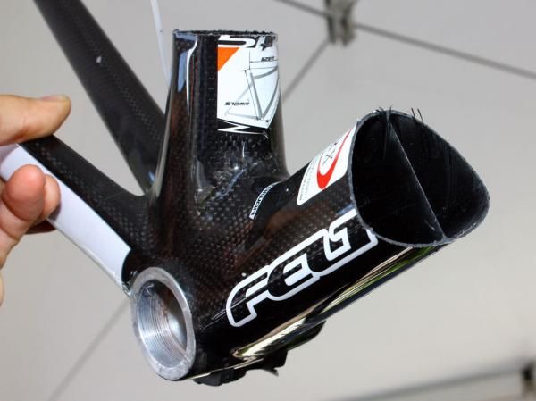 For whatever reason Felt doesn't draw attention to this but hidden within the down tube of both the Z and ZW-series bikes (and the old F) is this internal rib to add stiffness and impact strength.