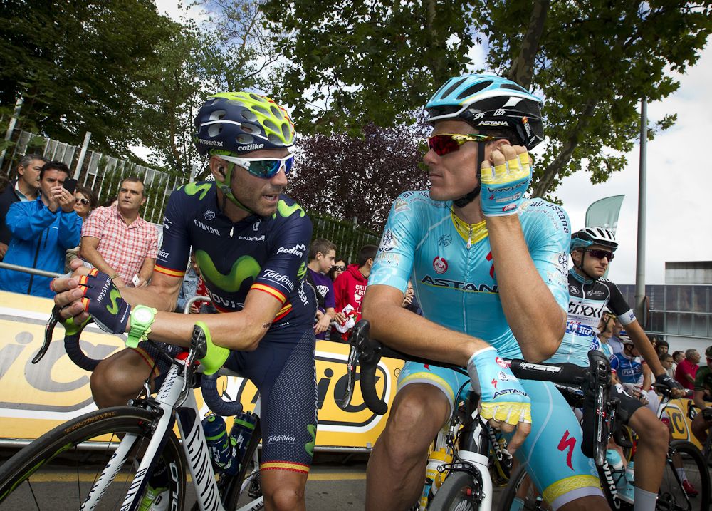 Alejandro Valverde has a chat before the start fo stage 14.
