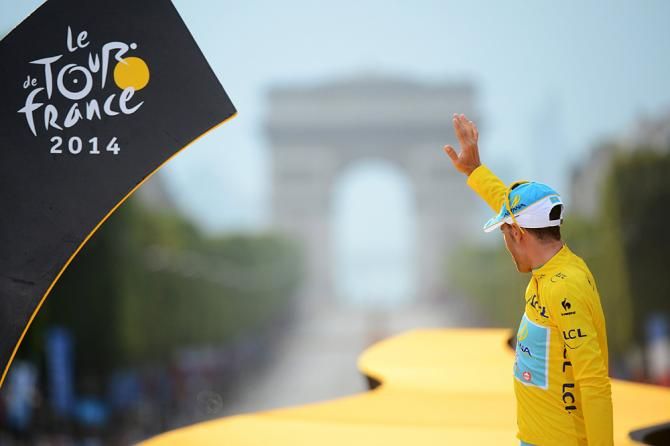 Vincenzo Nibali (Astana) waves to the cycling fans in Paris