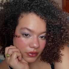 Photo of @anaasmood wearing shimmery blush