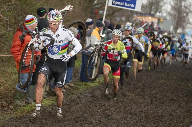 Sven Nys (Crelan-KDL) had to chase after crashing out of the lead