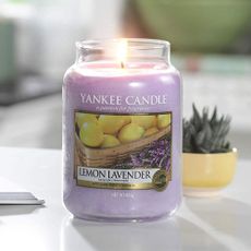 yankee candle with lavender scent