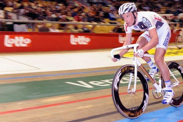 Iljo Keisse gives it his all.