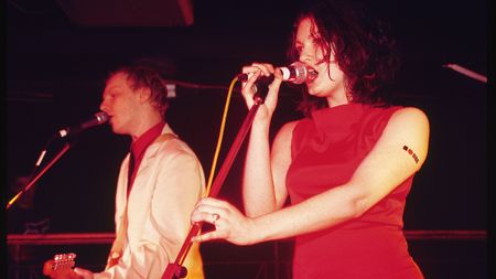 UNITED KINGDOM - APRIL 03: UNDERWORLD Photo of Sarah NIXON and Luke HAINES and BLACK BOX RECORDER, L to R - Luke Haines & Sarah Nixon (Photo by Brigitte Engl/Redferns)