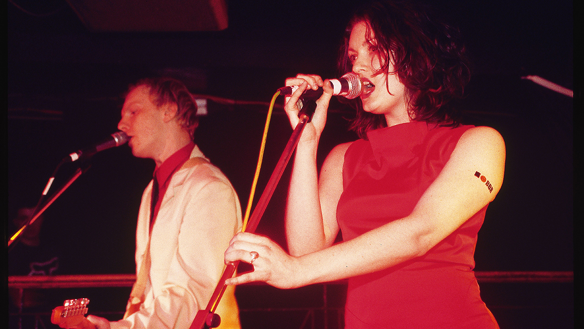 UNITED KINGDOM - APRIL 03: UNDERWORLD Photo of Sarah NIXON and Luke HAINES and BLACK BOX RECORDER, L to R - Luke Haines &amp; Sarah Nixon (Photo by Brigitte Engl/Redferns)