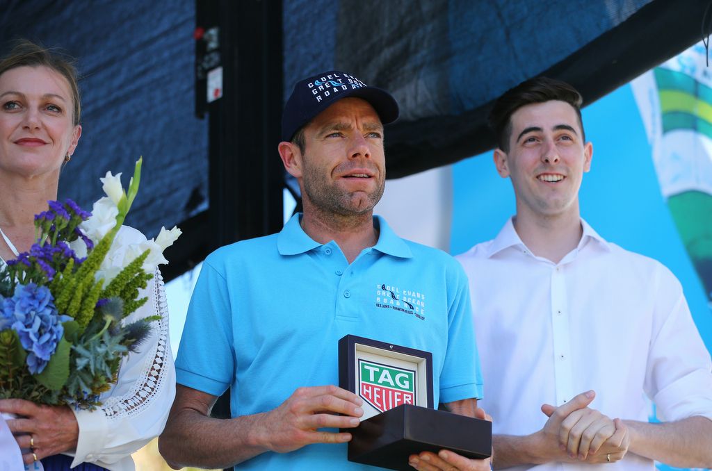 Cadel Evans with the TAG Heuer watch for the winner, Nikias Arndt