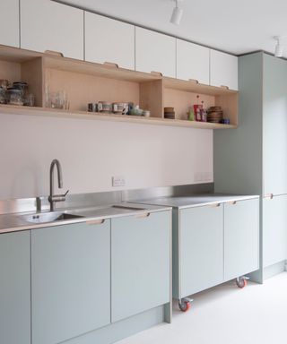 Portable kitchen island that can be used indoors and in an outdoor kitchen