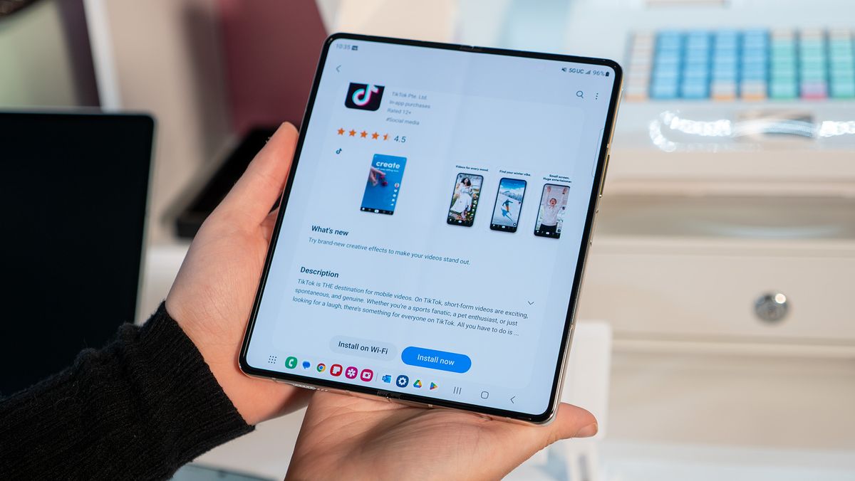 Multitasking on the Samsung Galaxy Z Fold 5 with the new taskbar upgrade