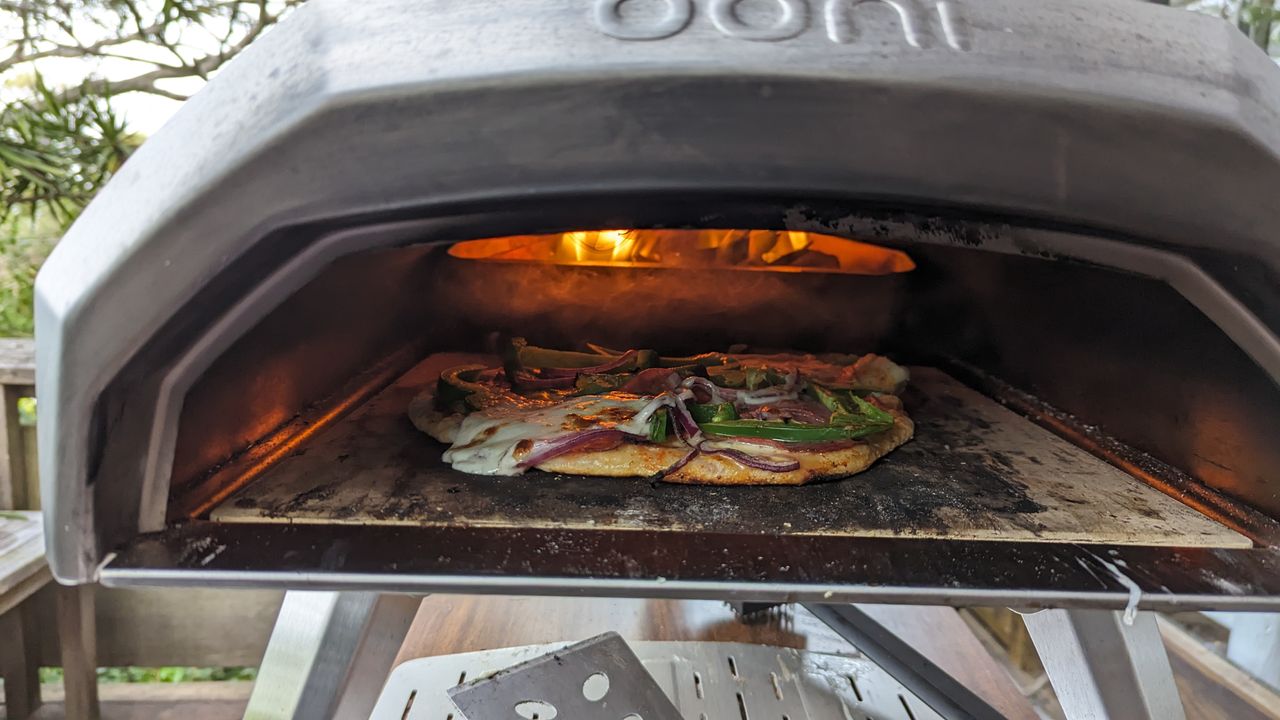 Ooni Karu 12 making pizza