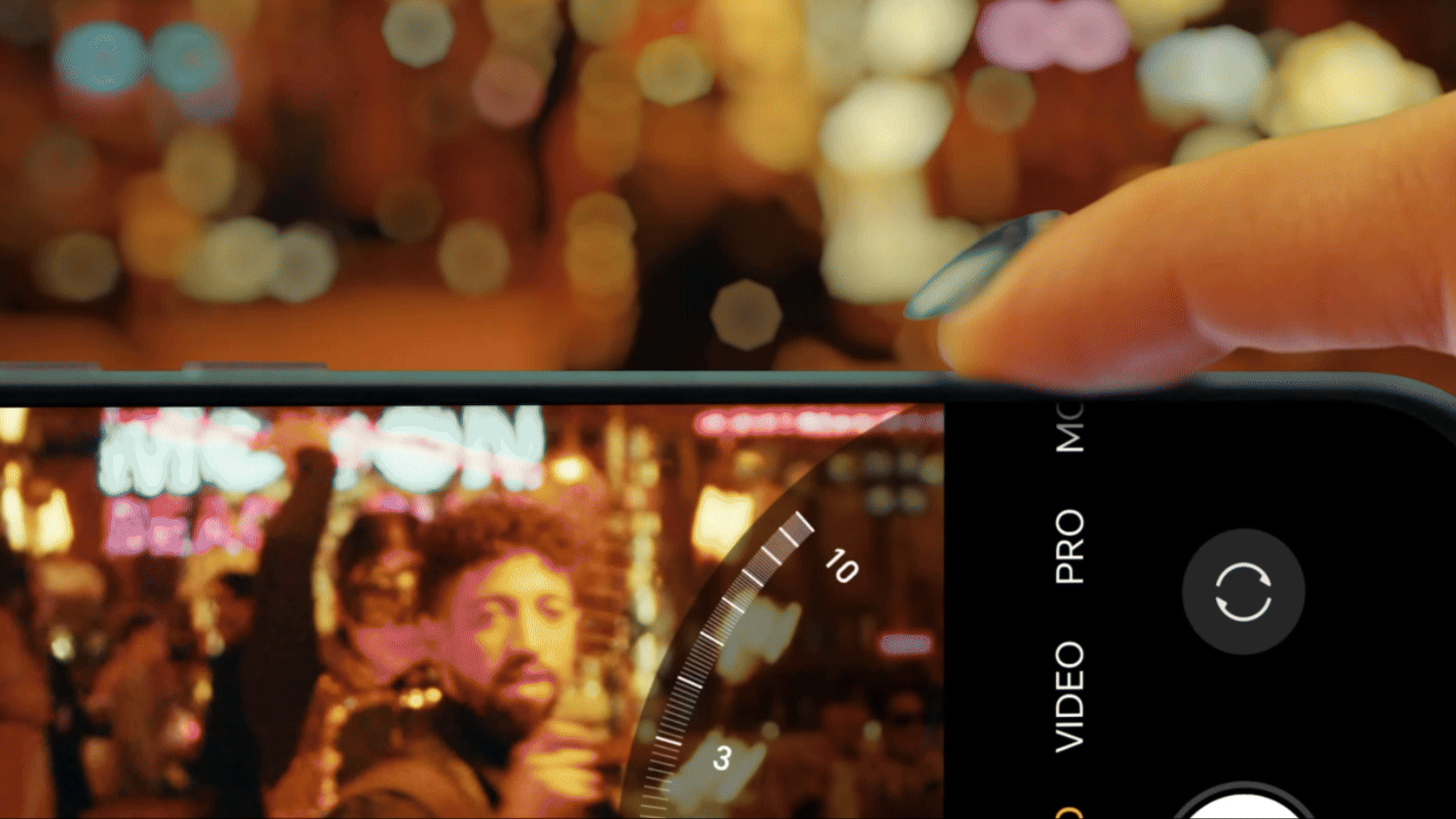 A GIF of the Honor 400 Lite 5G zooming out with the camera button