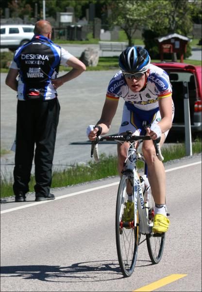 A brave solo move from a Team Raleigh rider