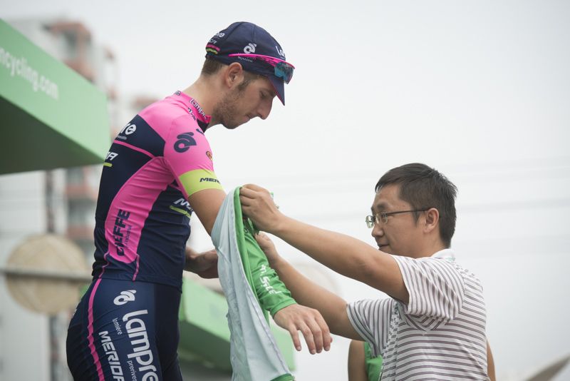 Sacha Modolo pulls on the green jersey as leader of the points classification