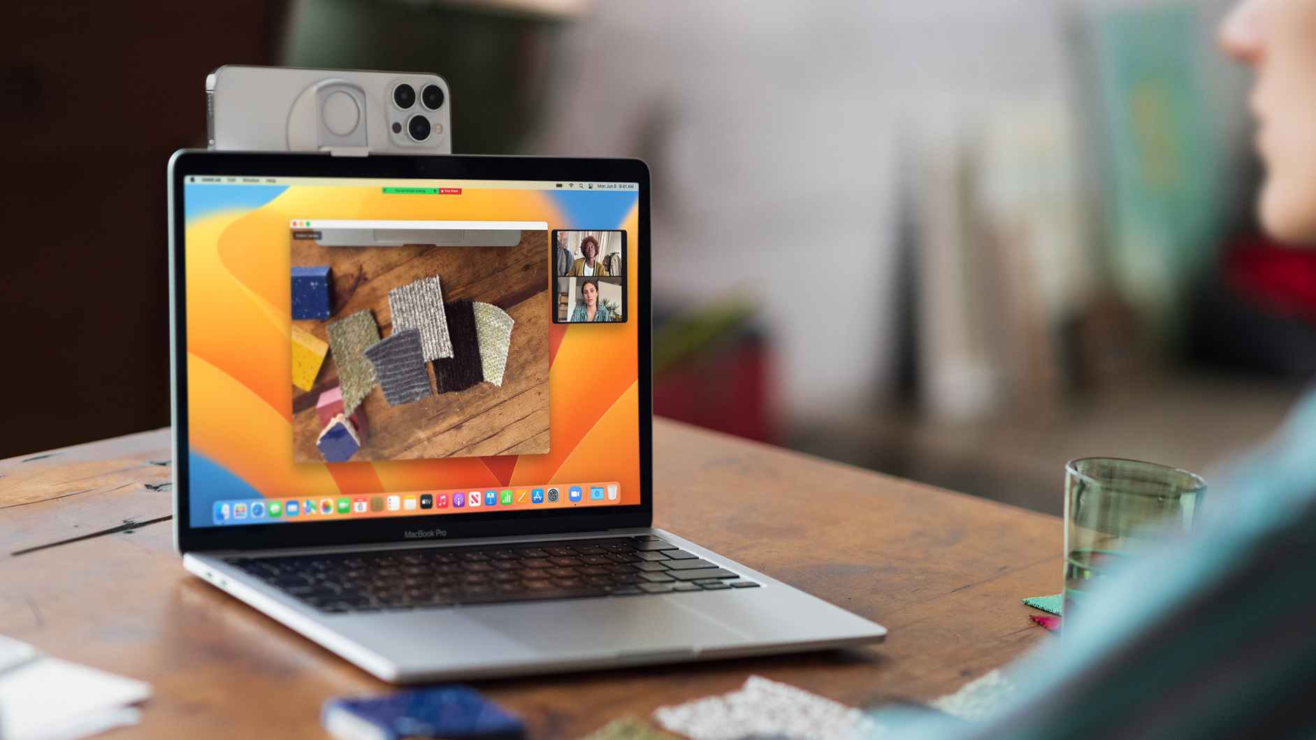 Das Bild zeigt ein Macbook mit montiertem iPhone, welches über Continuity Cam als Webcam verwendet wird.
