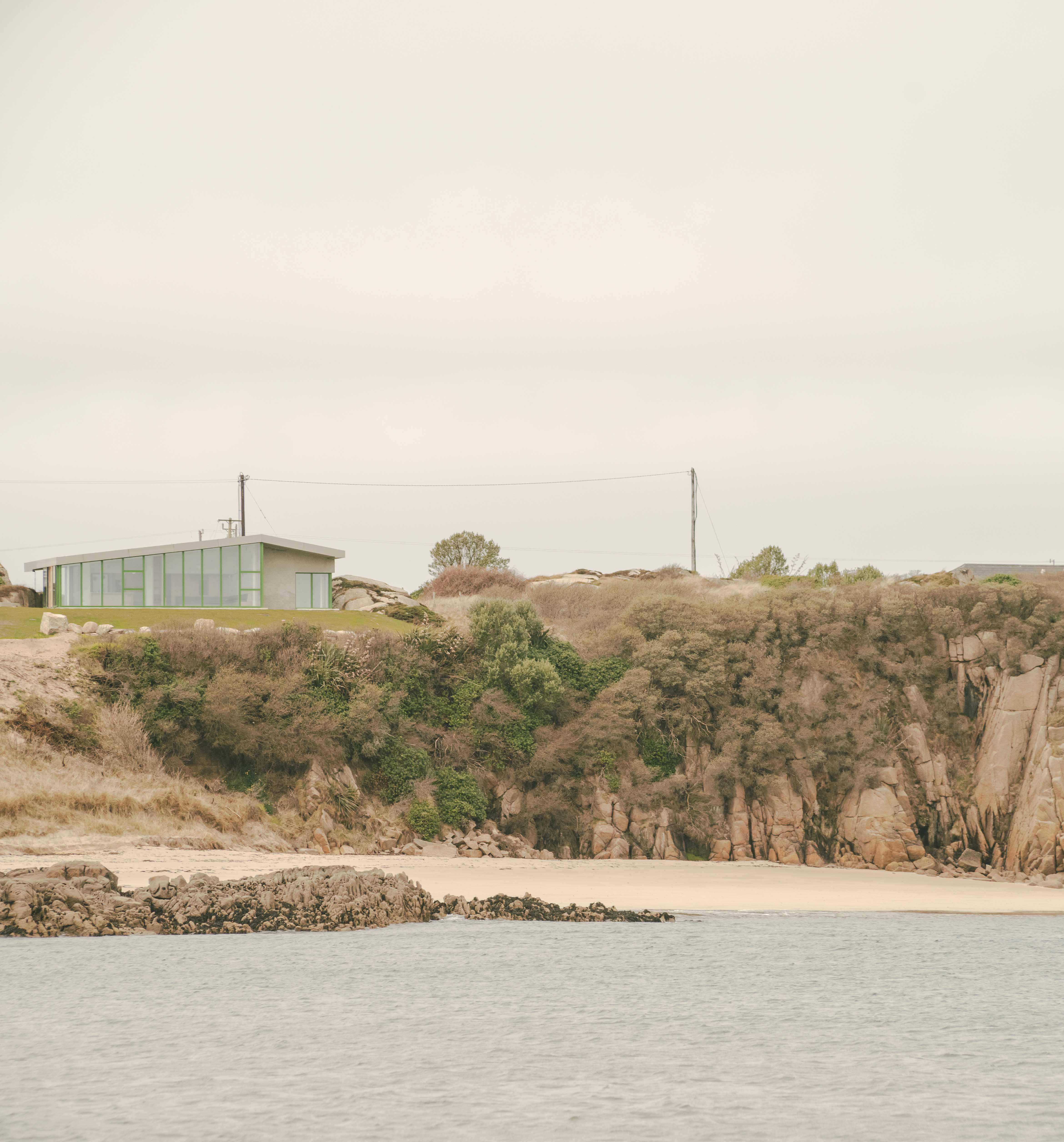 Set atop a granite cliff, the house opens up to the views of the sea and landscape to the east