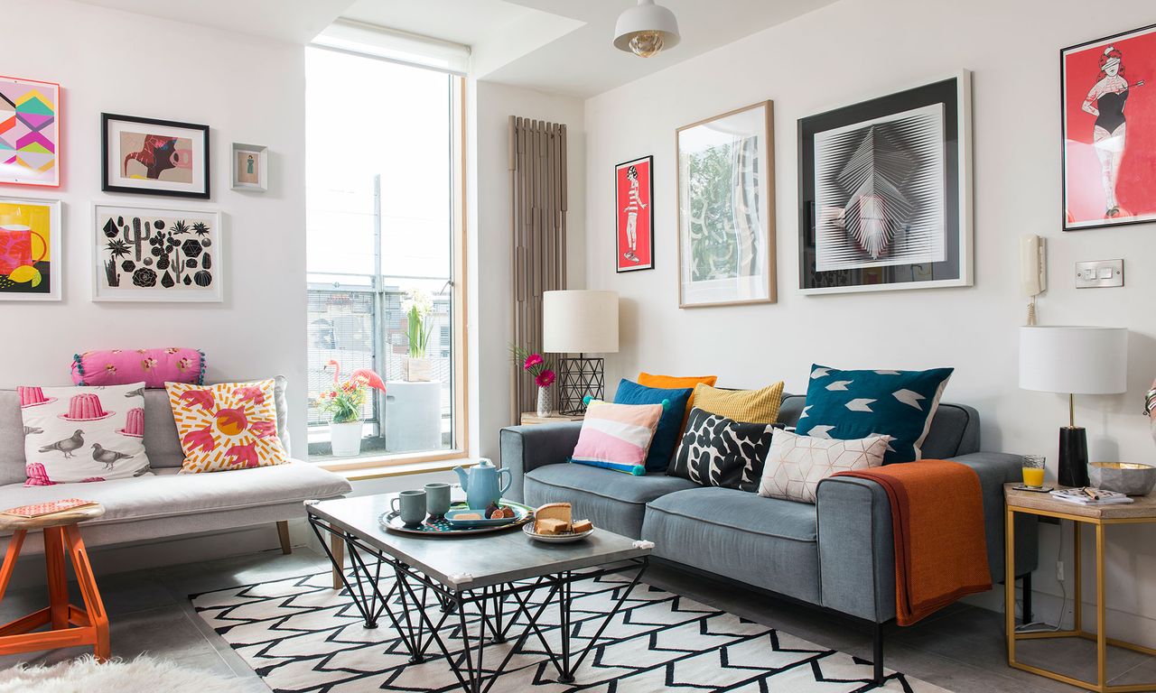 living room with grey sofa lamp and rug