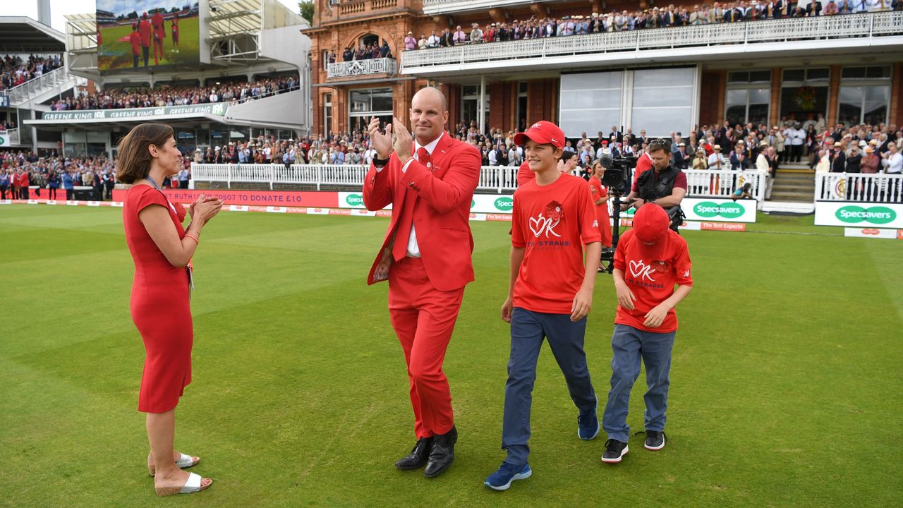 Andrew Strauss walks out at Lord&amp;#039;s wearing red in memory of his late wife, Ruth